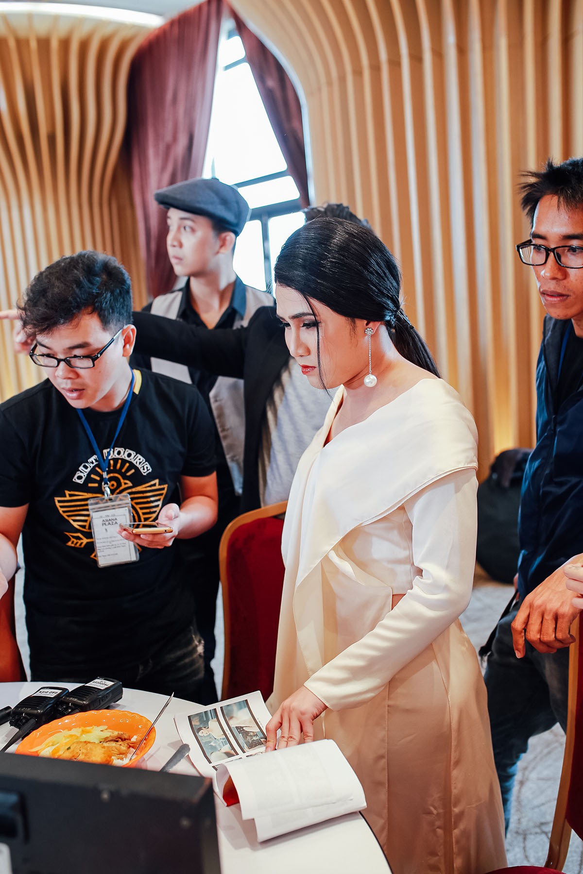 Lâm Khánh Chi mặc áo dài, đứng bên bờ biển chờ người yêu cũ quay về trong MV Parody Duyên mình lỡ - Ảnh 4. Lâm Khánh Chi mặc áo dài, đứng bên bờ biển chờ người yêu cũ quay về trong MV Parody Duyên mình lỡ - Ảnh 4.