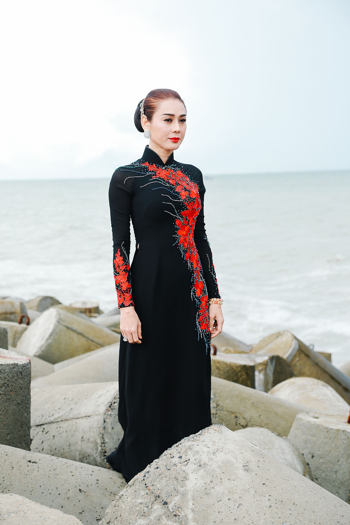 Lâm Khánh Chi mặc áo dài, đứng bên bờ biển chờ người yêu cũ quay về trong MV Parody Duyên mình lỡ - Ảnh 3. Lâm Khánh Chi mặc áo dài, đứng bên bờ biển chờ người yêu cũ quay về trong MV Parody Duyên mình lỡ - Ảnh 3.