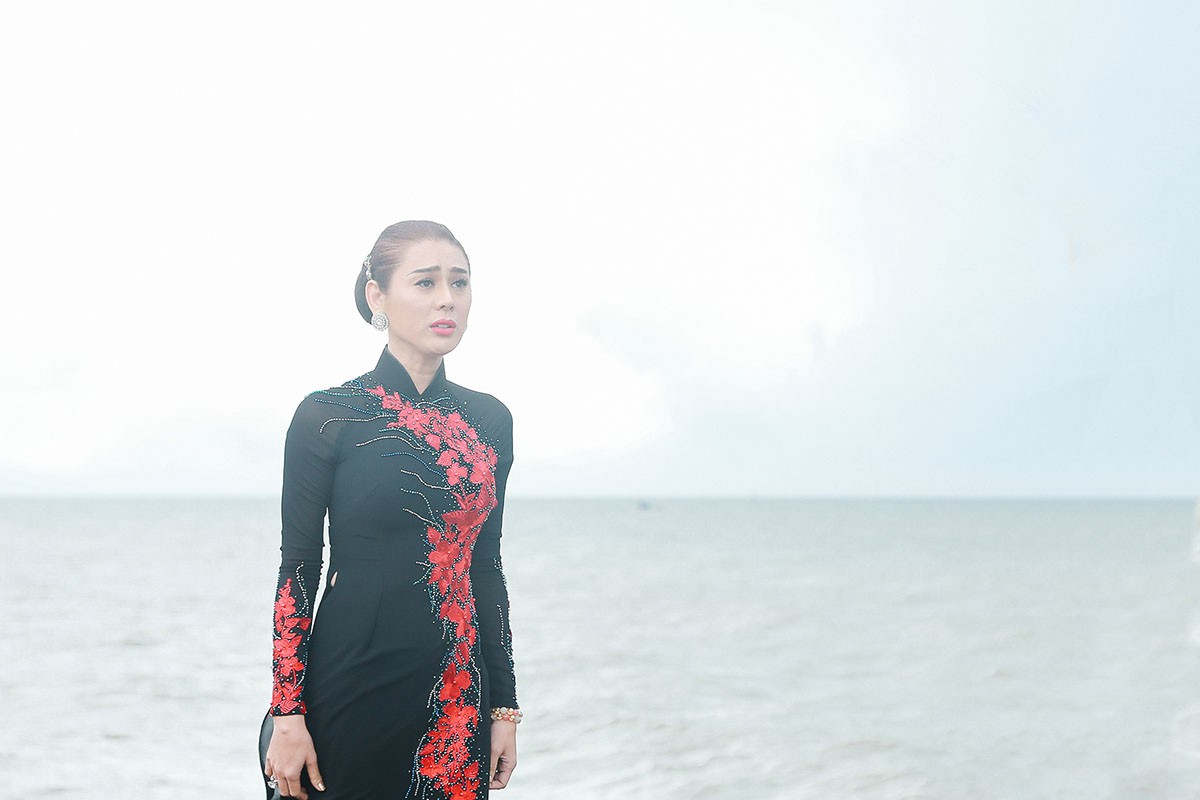 Lâm Khánh Chi mặc áo dài, đứng bên bờ biển chờ người yêu cũ quay về trong MV Parody Duyên mình lỡ - Ảnh 2. Lâm Khánh Chi mặc áo dài, đứng bên bờ biển chờ người yêu cũ quay về trong MV Parody Duyên mình lỡ - Ảnh 2.