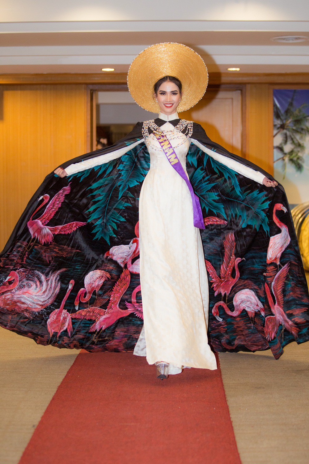 Phan Thi Mơ lọt top 10 phần thi trang phục của Hoa hậu Đại sứ Du lịch Thế giới 2018 - Ảnh 1.