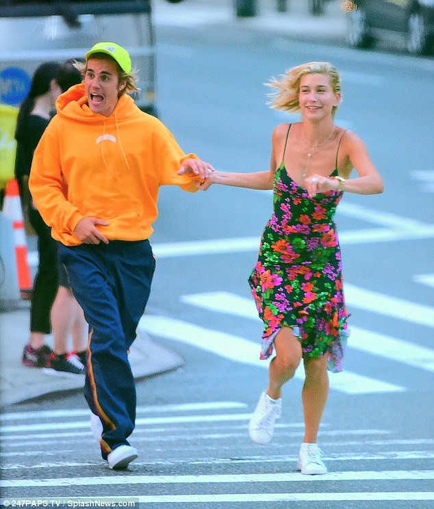 Justin Bieber nắm tay Hailey Baldwin tung tăng băng qua đường siêu lãng mạn và đáng yêu - Ảnh 1.