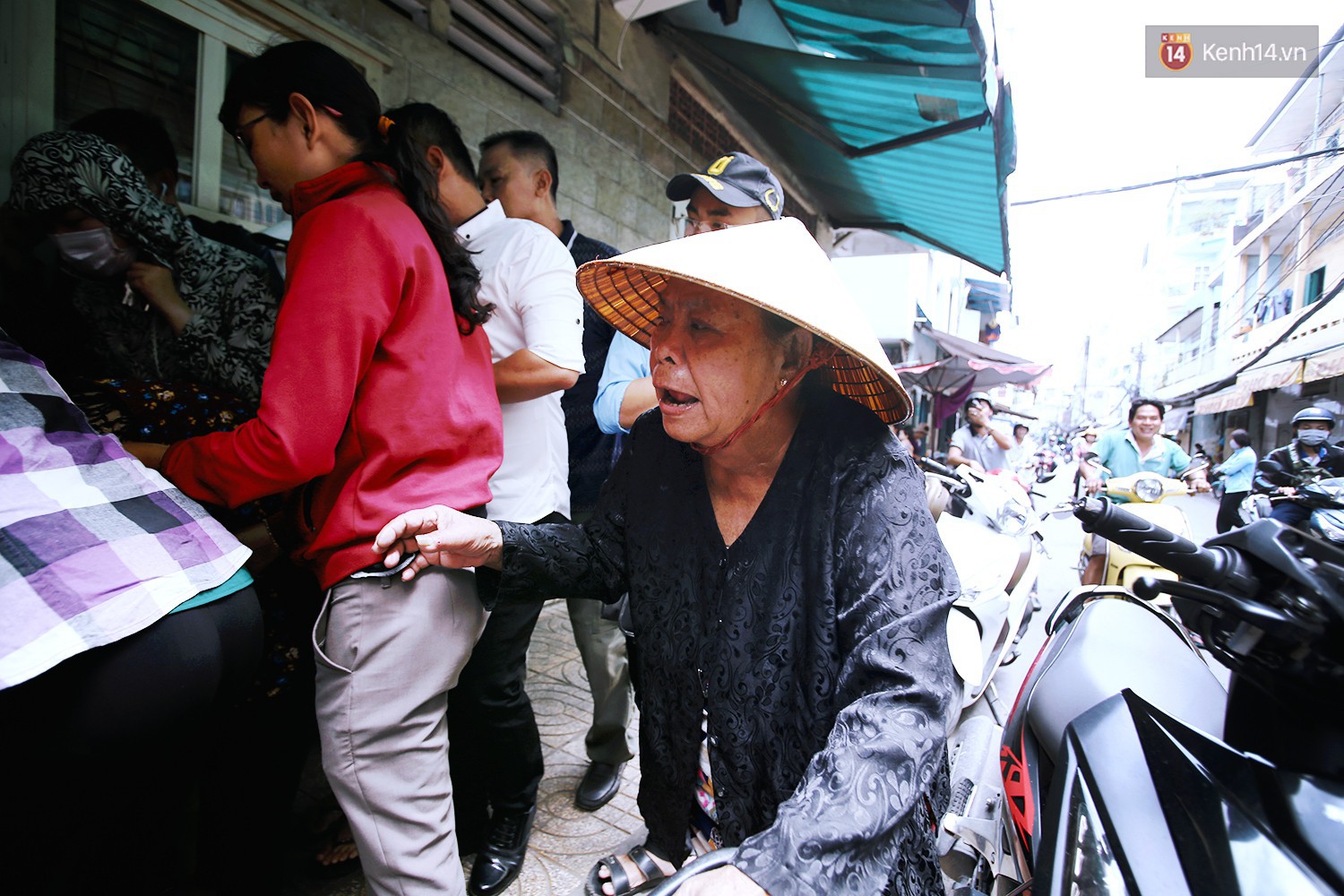 Cận cảnh người Sài Gòn chờ hàng giờ đồng hồ, tranh mua mâm cua dì Ba chỉ bán 10 phút là hết sạch - Ảnh 7.