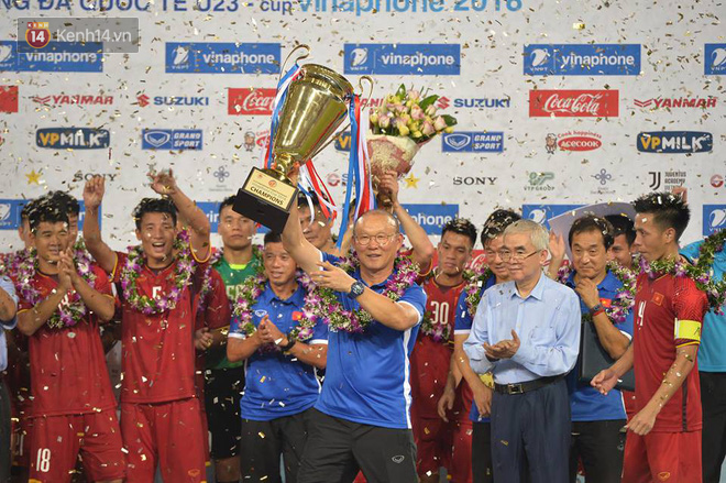 Hình ảnh đẹp, đầy xúc động của U23 Việt Nam sau khi lên ngôi giải Tứ hùng - Ảnh 4.