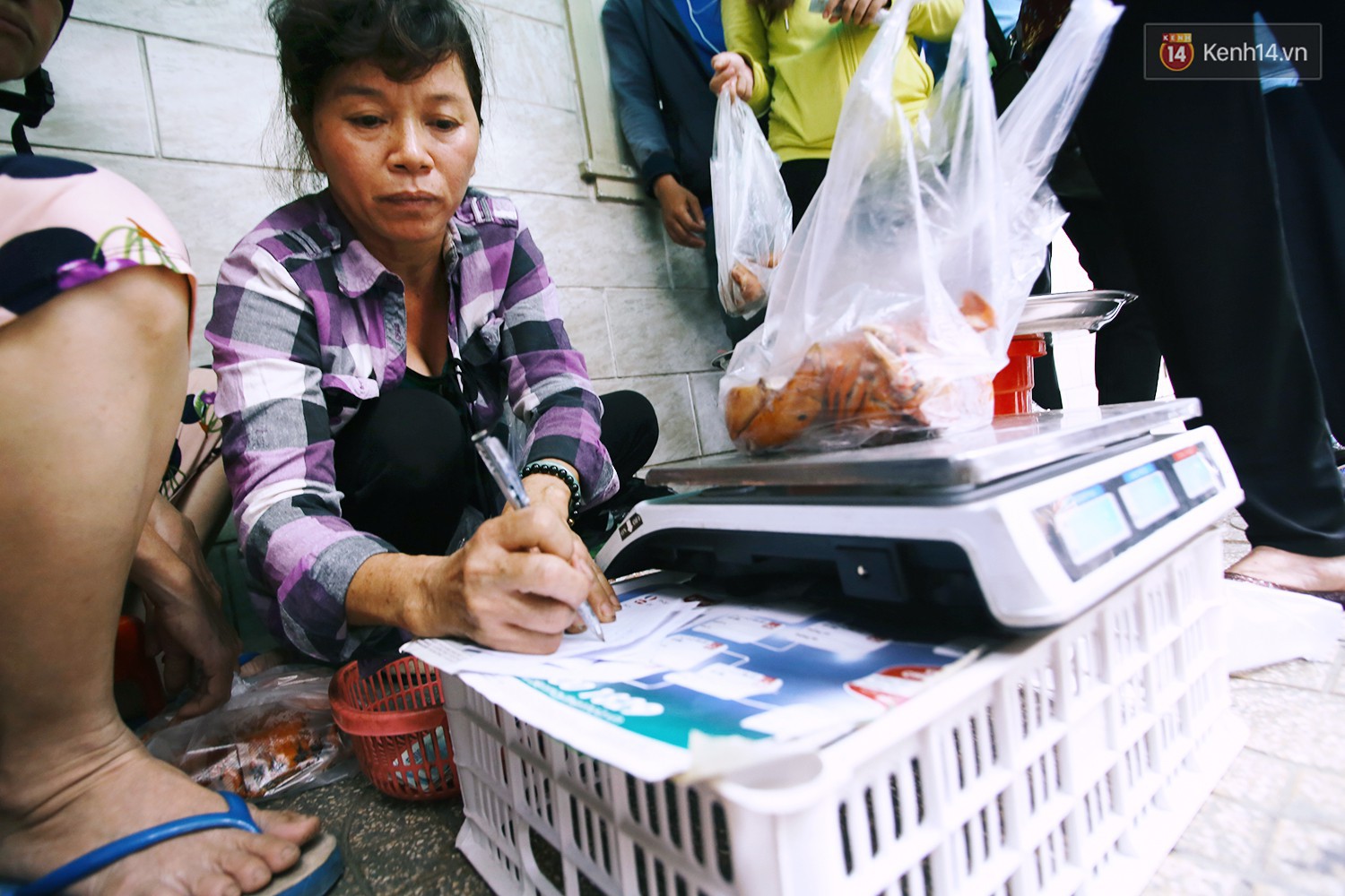 Cận cảnh người Sài Gòn chờ hàng giờ đồng hồ, tranh mua mâm cua dì Ba chỉ bán 10 phút là hết sạch - Ảnh 10.