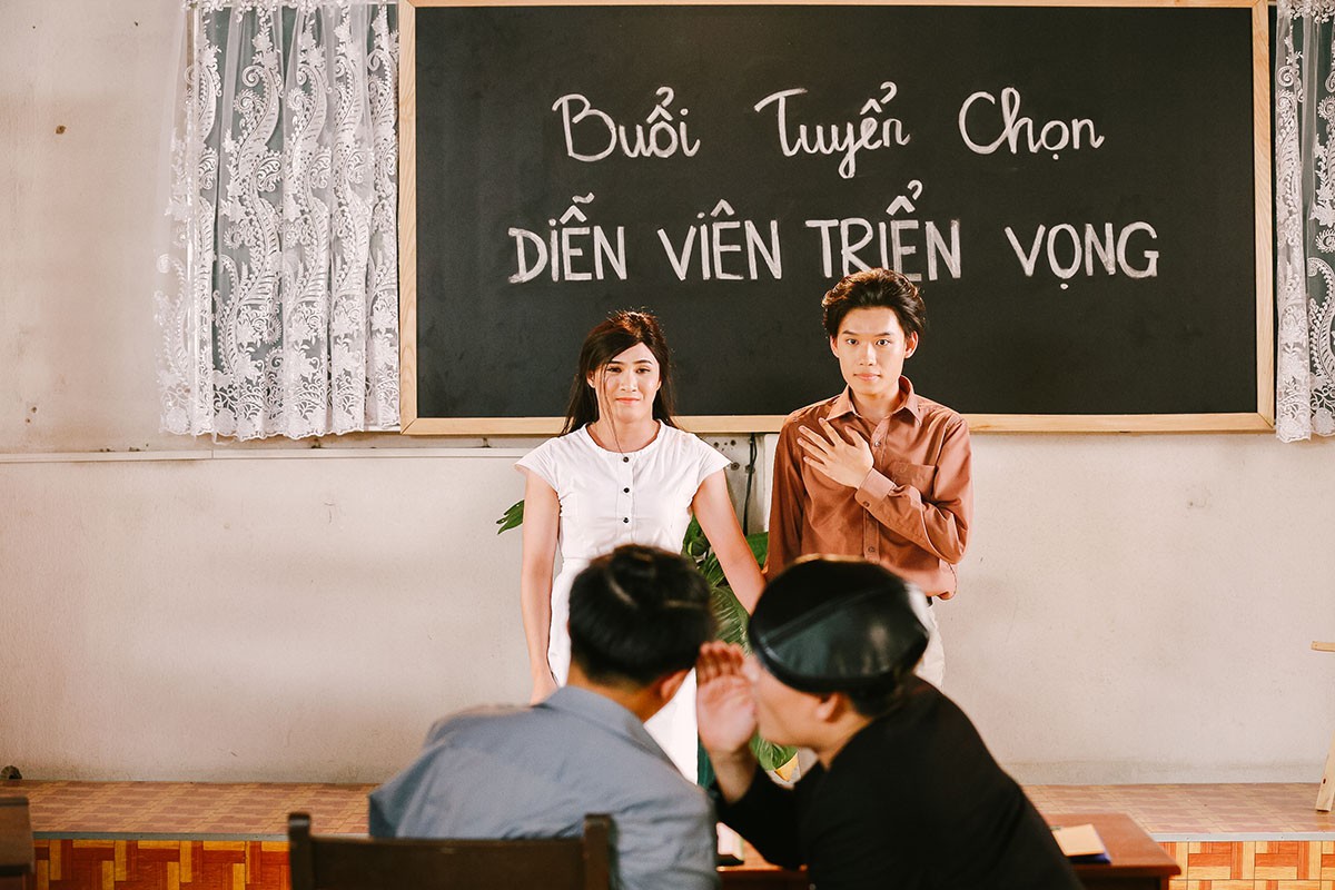 Lâm Khánh Chi mặc áo dài, đứng bên bờ biển chờ người yêu cũ quay về trong MV Parody Duyên mình lỡ - Ảnh 7. Lâm Khánh Chi mặc áo dài, đứng bên bờ biển chờ người yêu cũ quay về trong MV Parody Duyên mình lỡ - Ảnh 7.