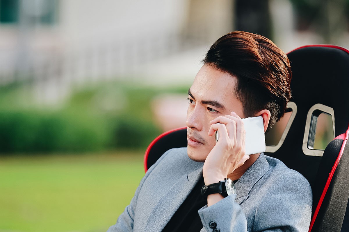 Lâm Khánh Chi mặc áo dài, đứng bên bờ biển chờ người yêu cũ quay về trong MV Parody Duyên mình lỡ - Ảnh 8. Lâm Khánh Chi mặc áo dài, đứng bên bờ biển chờ người yêu cũ quay về trong MV Parody Duyên mình lỡ - Ảnh 8.