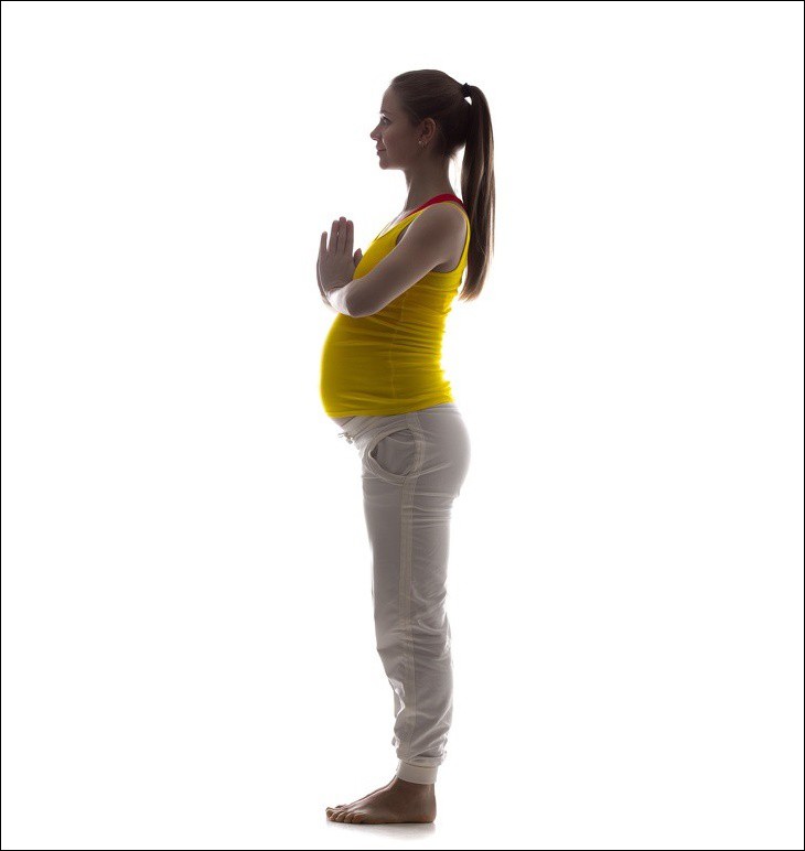 7 tư thế yoga cho bà bầu giúp đánh bay đau mỏi trong thai kỳ và các tư thế cần tránh - Ảnh 2.