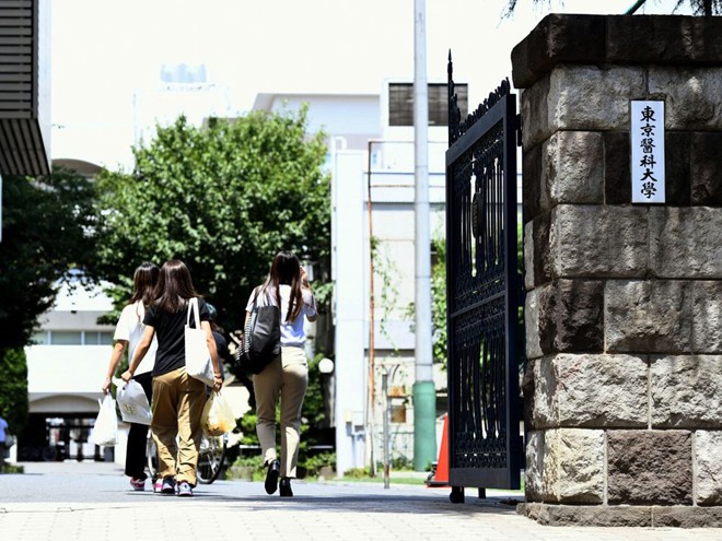 Nhật Bản: Bê bối sửa điểm trong hơn 10 năm tại Đại học Y Tokyo nhằm loại bớt sinh viên nữ và tăng số lượng bác sĩ nam tương lai - Ảnh 1.