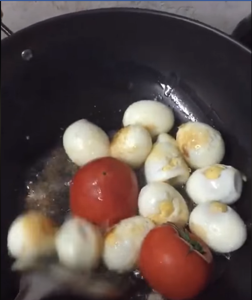 Cười ngất với món trứng xào cà chua có 1-0-2 do anh chồng đảm nấu - Ảnh 1.