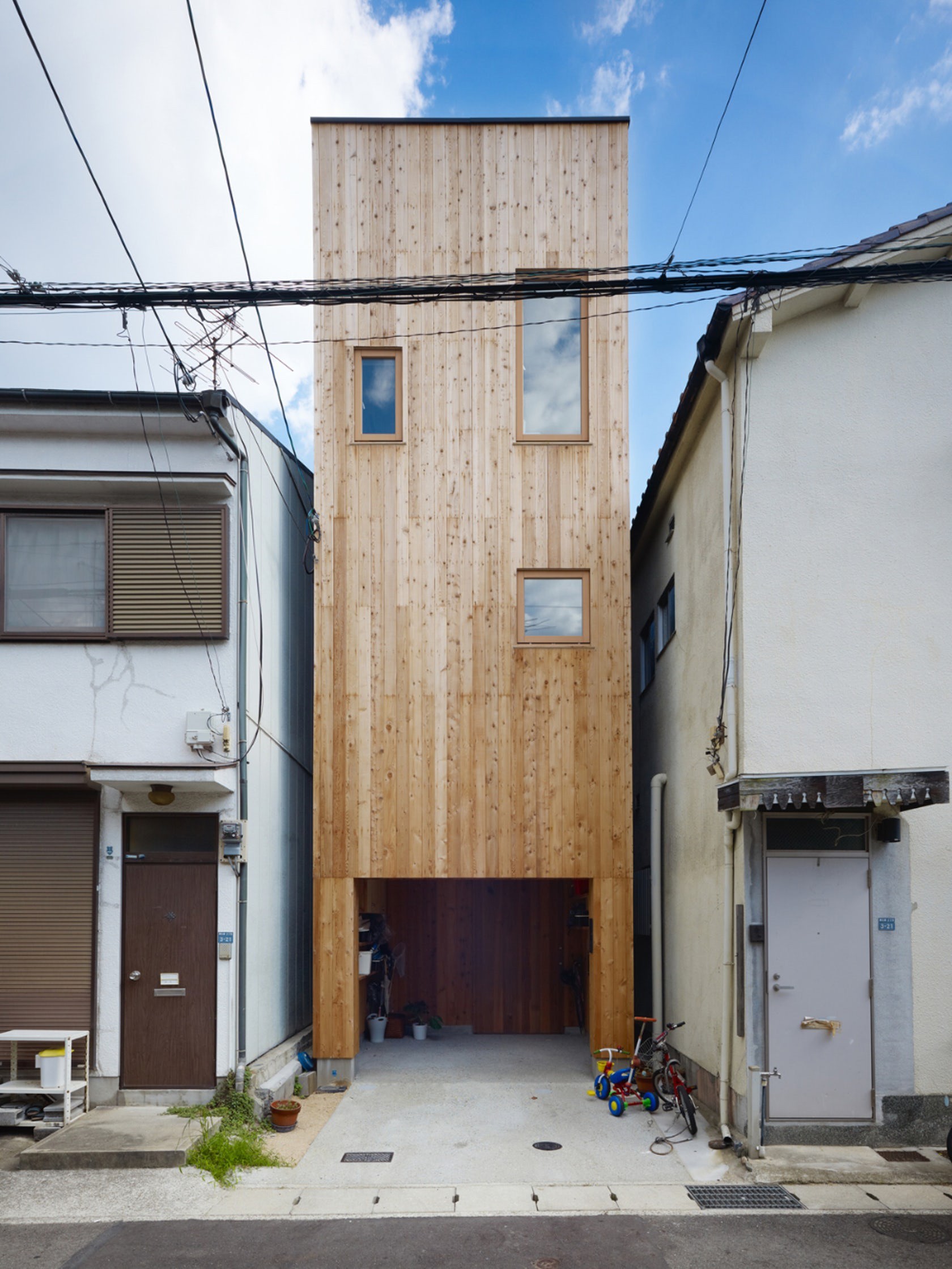 Ngôi nhà tí hon với mặt tiền hẹp 2,5m ở Nhật, sâu hun hút nhưng gây bất ngờ nhờ sở hữu thiết kế quá thông minh  - Ảnh 2.