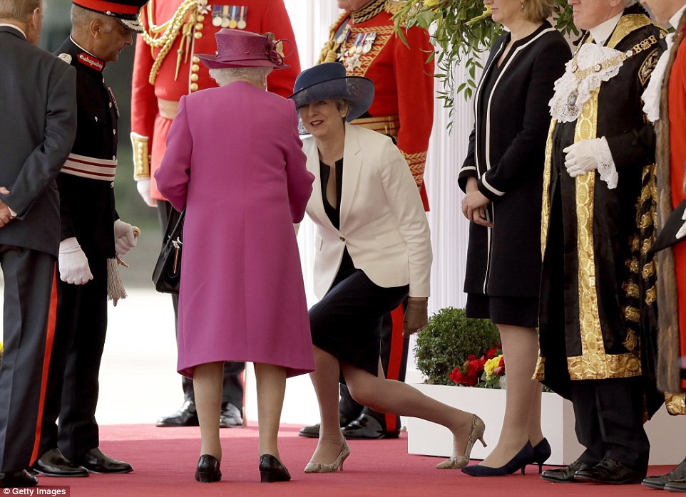 Dù không bắt buộc hành lễ trước các thành viên hoàng gia nhưng Thủ tướng Anh lại có kiểu chào khuỵu gối quá đà hài hước thế này - Ảnh 3.
