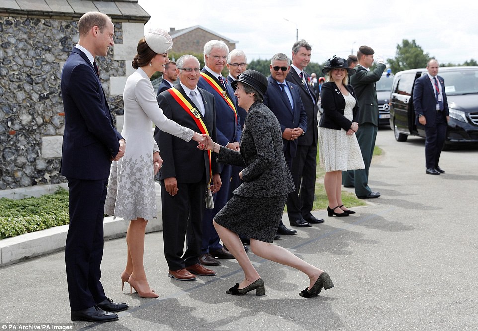 Dù không bắt buộc hành lễ trước các thành viên hoàng gia nhưng Thủ tướng Anh lại có kiểu chào khuỵu gối quá đà hài hước thế này - Ảnh 5.