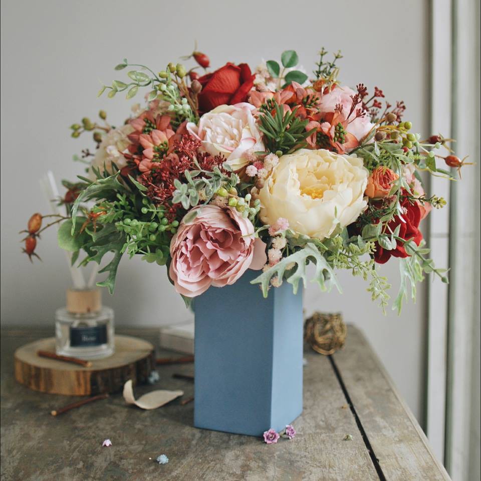 Lọ hoa lụa: Sản phẩm lọ hoa lụa được sản xuất từ chất liệu tốt nhất, đem lại cho bạn sự dịu dàng và tinh tế. Chúng được thiết kế để phù hợp với mọi không gian và sẽ là một lựa chọn hoàn hảo để trang trí góc phòng của bạn.