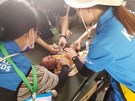 Em bé sống sót thần kỳ qua nhiều ngày sau vụ vỡ đập thủy điện tại Lào - Ảnh 2.
