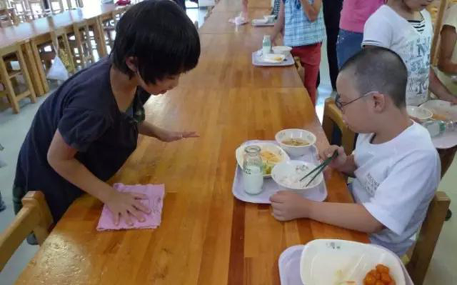 Chuyện giáo dục ở Nhật Bản: Chỉ một bữa trưa của học sinh tiểu học đã cho thấy người Nhật bỏ xa thế giới ở lĩnh vực trồng người như thế nào - Ảnh 15.