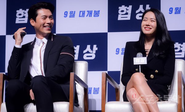 Tường thành Son Ye Jin và Hyun Bin quá đẹp, nhưng điều fan chú ý lại là dáng đứng đơ cứng của 2 người bên nhau - Ảnh 18.