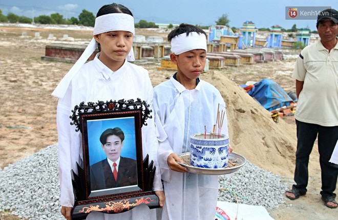 Nữ sinh đội 2 tang cùng lúc đỗ đại học hơn 21 điểm: Thi xong môn cuối là chạy một mạch về chôn cất ba, rồi nói con làm bài tốt lắm... - Ảnh 4. Nữ sinh đội 2 tang cùng lúc đỗ đại học hơn 21 điểm: Thi xong môn cuối là chạy một mạch về chôn cất ba, rồi nói con làm bài tốt lắm... - Ảnh 4.