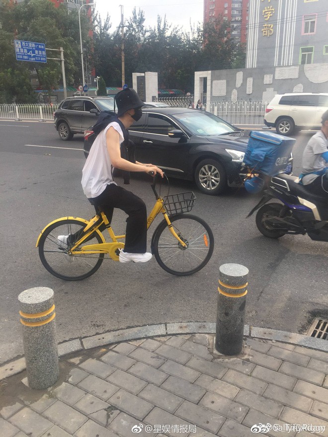Em trai Phạm Băng Băng đạp xe dạo phố phớt lờ tin chị gái bị giam lỏng tại Bắc Kinh  - Ảnh 1.