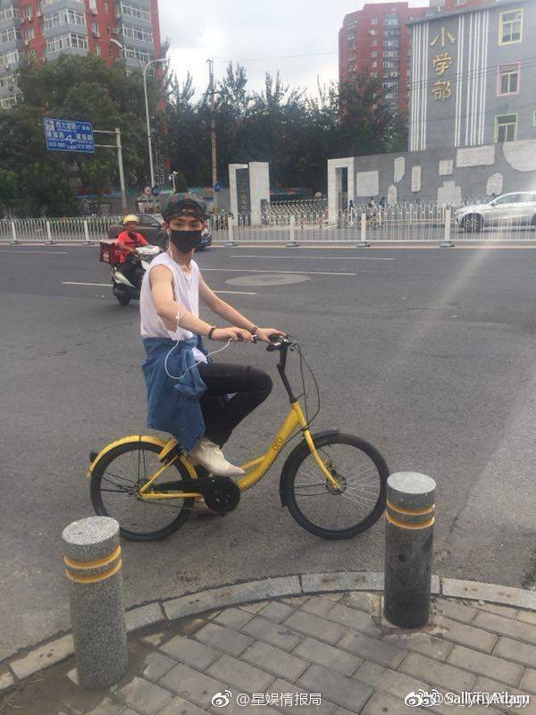 Em trai Phạm Băng Băng đạp xe dạo phố phớt lờ tin chị gái bị giam lỏng tại Bắc Kinh  - Ảnh 2.