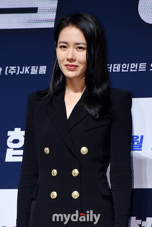 Tường thành Son Ye Jin và Hyun Bin quá đẹp, nhưng điều fan chú ý lại là dáng đứng đơ cứng của 2 người bên nhau - Ảnh 6.