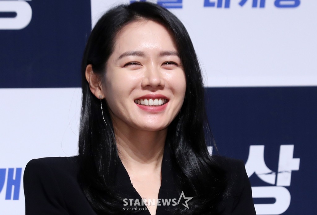 Tường thành Son Ye Jin và Hyun Bin quá đẹp, nhưng điều fan chú ý lại là dáng đứng đơ cứng của 2 người bên nhau - Ảnh 7.