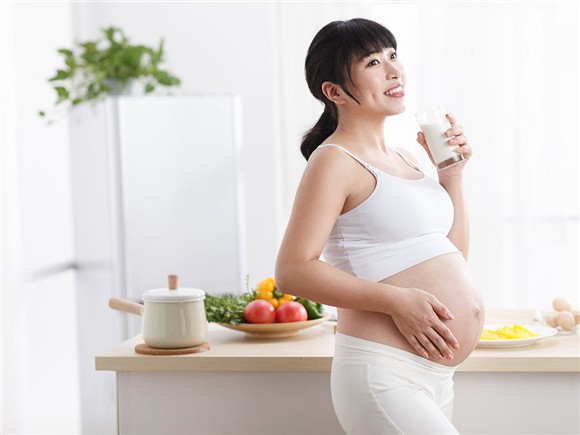 Thực hư việc uống sữa bà bầu sẽ làm mẹ dễ tăng cân, béo phì - Ảnh 1.