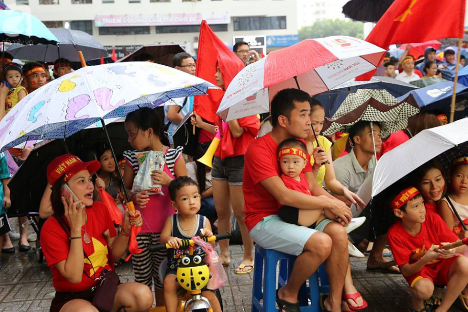 Chơi trội, chung cư vạn dân HH Linh Đàm lại dựng màn LED 32 mét vuông tiếp lửa cho Olympic Việt Nam   - Ảnh 1.