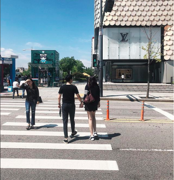 Á hậu Tú Anh tình bể tình nắm chặt tay chồng trên đường phố Hàn Quốc - Ảnh 1.