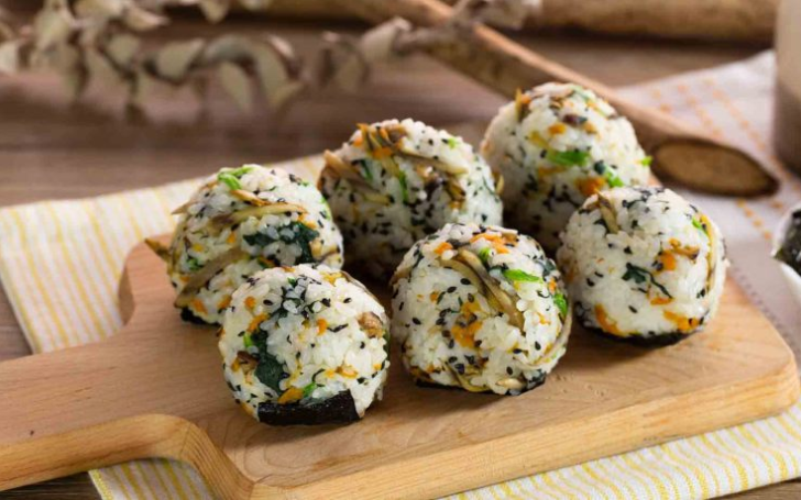 cách làm cơm nắm rong biển xúc xích