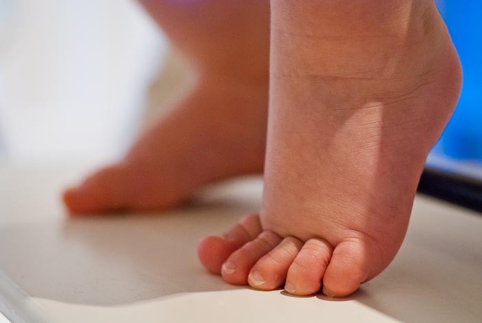 Chuyên gia khuyên: Hãy để trẻ đi chân đất càng nhiều càng tốt bởi nó giúp trẻ thông minh hơn - Ảnh 2.