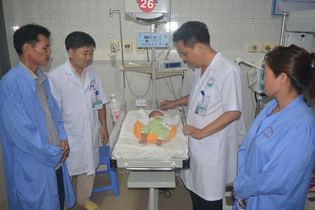 Hòa Bình: Kỳ diệu bé sinh non 27 tuần tuổi 800gam, phổi chưa phát triển hoàn chỉnh xuất viện nặng 3kg - Ảnh 2.