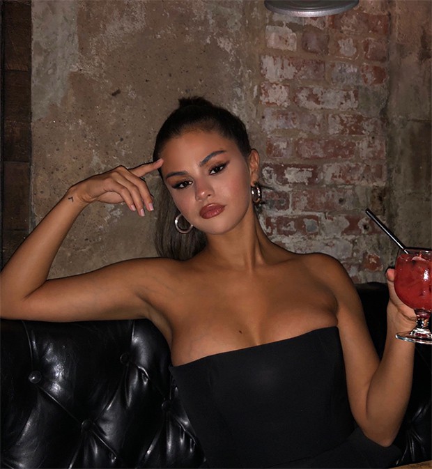 Chỉ với 2 tấm ảnh, Selena Gomez lại khiến nhiều người nức nở vì vẻ quyến rũ, gợi tình hoàn hảo ở tuổi 26 - Ảnh 2.