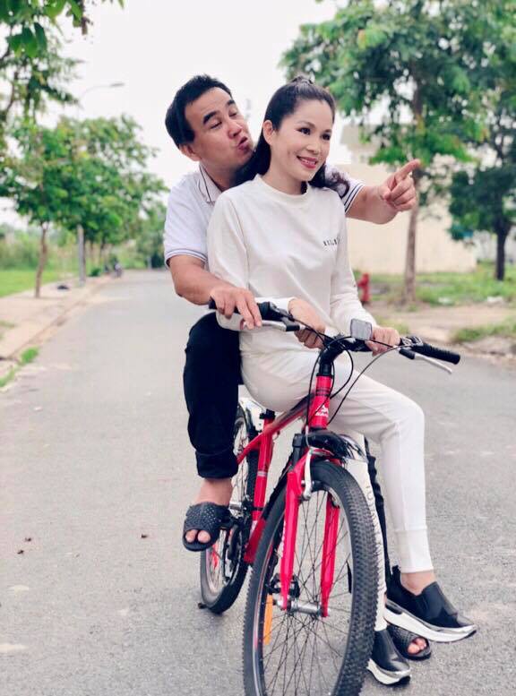 MC Quyền Linh khoe ảnh kỷ niệm 13 năm ngày cưới bên... xe đạp và dép tổ ong - Ảnh 2.
