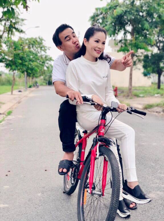 MC Quyền Linh khoe ảnh kỷ niệm 13 năm ngày cưới bên... xe đạp và dép tổ ong - Ảnh 2. MC Quyền Linh khoe ảnh kỷ niệm 13 năm ngày cưới bên... xe đạp và dép tổ ong - Ảnh 2.
