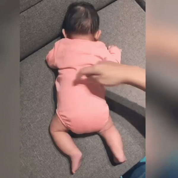 Cái lắc mông điệu nghệ - trào lưu đang được các mẹ có con nhỏ thi nhau thử thách - Ảnh 2. Cái lắc mông điệu nghệ - trào lưu đang được các mẹ có con nhỏ thi nhau thử thách - Ảnh 2.