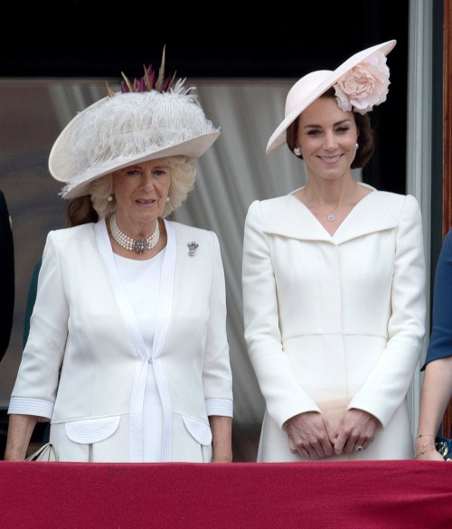 Trước ồn ào về mâu thuẫn mẹ chồng nàng dâu, bà Camilla và Kate Middleton không ít lần mặc đồ xuyệt tông cùng nhau - Ảnh 2.