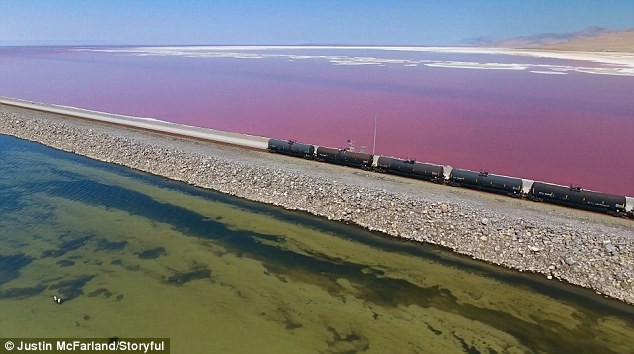 Điều kì diệu của Trái Đất: Mãn nhãn với hồ muối hai màu đỏ - xanh được ngăn đôi bởi một đường ray tàu hỏa - Ảnh 2.