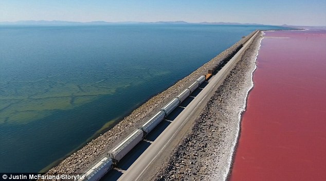 Điều kì diệu của Trái Đất: Mãn nhãn với hồ muối hai màu đỏ - xanh được ngăn đôi bởi một đường ray tàu hỏa - Ảnh 3.