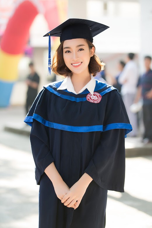 1 ngày trước khi hết nhiệm kỳ Hoa hậu Việt Nam, Đỗ Mỹ Linh rạng rỡ cùng bạn bè nhận bằng tốt nghiệp Đại học - Ảnh 2. 1 ngày trước khi hết nhiệm kỳ Hoa hậu Việt Nam, Đỗ Mỹ Linh rạng rỡ cùng bạn bè nhận bằng tốt nghiệp Đại học - Ảnh 2.