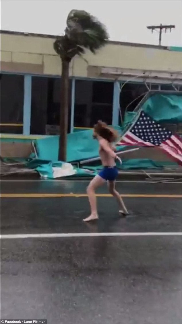 Thanh niên đối mặt bão Florence chỉ bằng chiếc quần xà lỏn và lá cờ Mỹ gây sốt trên MXH - Ảnh 1.