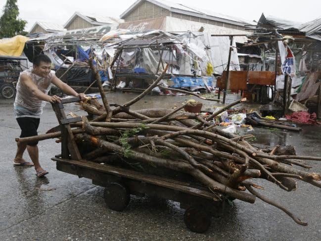 Thông tin thiệt hại về người đầu tiên sau khi siêu bão Mangkhut càn quét Philippines - Ảnh 1.