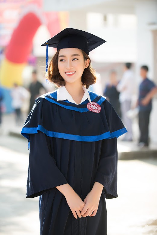 1 ngày trước khi hết nhiệm kỳ Hoa hậu Việt Nam, Đỗ Mỹ Linh rạng rỡ cùng bạn bè nhận bằng tốt nghiệp Đại học - Ảnh 3.
