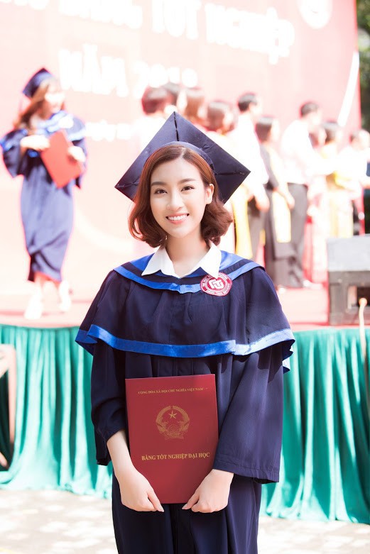 1 ngày trước khi hết nhiệm kỳ Hoa hậu Việt Nam, Đỗ Mỹ Linh rạng rỡ cùng bạn bè nhận bằng tốt nghiệp Đại học - Ảnh 10. 1 ngày trước khi hết nhiệm kỳ Hoa hậu Việt Nam, Đỗ Mỹ Linh rạng rỡ cùng bạn bè nhận bằng tốt nghiệp Đại học - Ảnh 10.