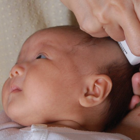 Cạo tóc máu cho bé - một trong những sai lầm phổ biến khi chăm sóc trẻ sơ sinh nhiều người vẫn mắc phải - Ảnh 1.