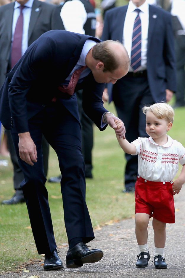Có một cử chỉ mà Hoàng tử William và Công nương Kate luôn làm khi nói chuyện với các con của mình khiến phụ huynh thế giới phải ngưỡng mộ - Ảnh 2.