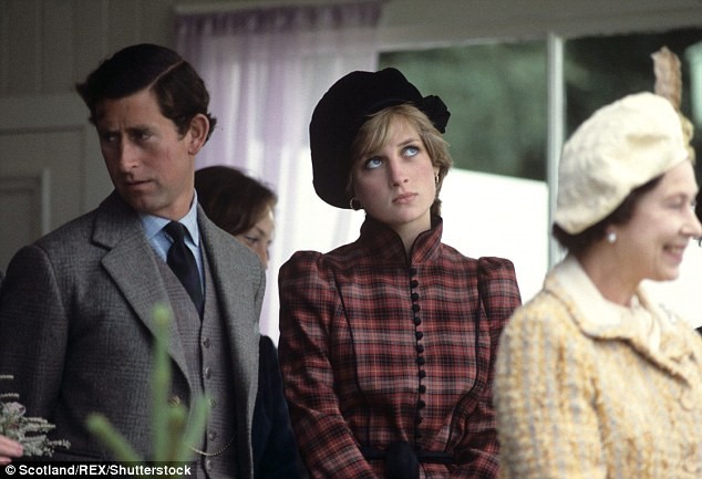 Nhìn loạt khoảnh khắc lạnh nhạt của Thái tử Charles và Công nương Diana mới thấy, cuộc hôn nhân không tình yêu này sớm hay muộn cũng phải kết thúc - Ảnh 3.