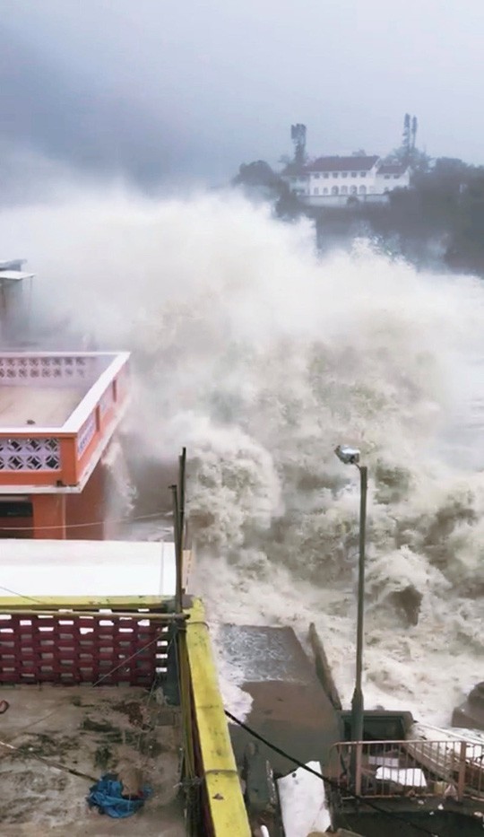 [Clip] - Bão Mangkhut xô nghiêng nhà cửa, người già ở Hồng Kông quyết không sơ tán - Ảnh 1.