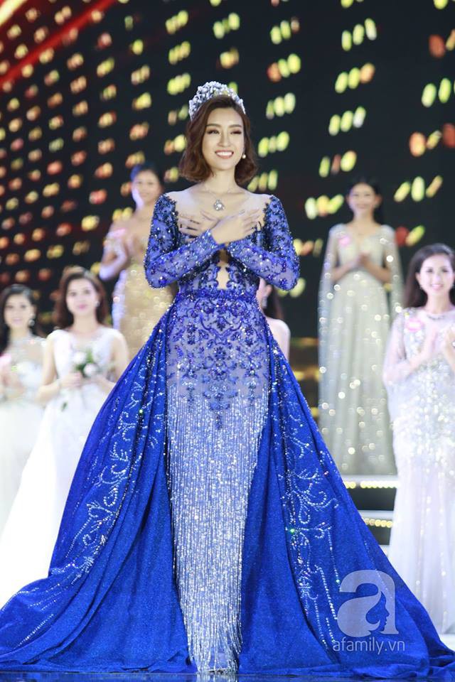 Khoảnh khắc đẹp nhất chung kết Hoa hậu Việt Nam 2018: Hoa hậu Đỗ Mỹ Linh òa khóc ôm chặt người kế nhiệm  - Ảnh 3.