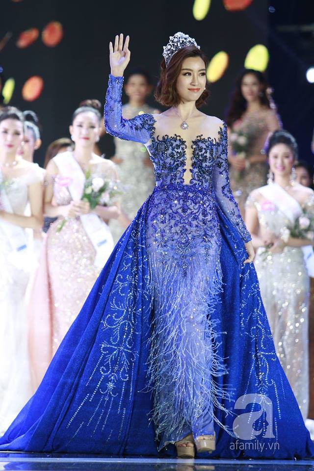 Khoảnh khắc đẹp nhất chung kết Hoa hậu Việt Nam 2018: Hoa hậu Đỗ Mỹ Linh òa khóc ôm chặt người kế nhiệm  - Ảnh 4.