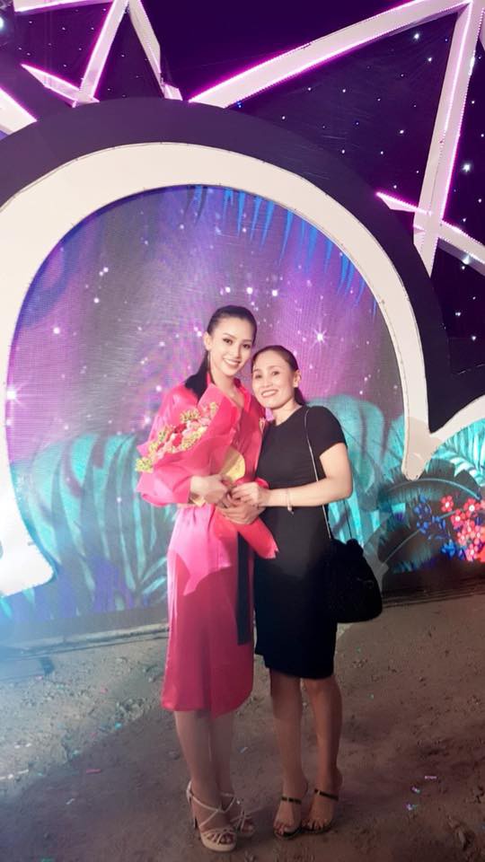 Hóa ra Tân Hoa hậu Việt Nam 2018 Tiểu Vy có một người mẹ trẻ trung và thông minh như thế này - Ảnh 3.